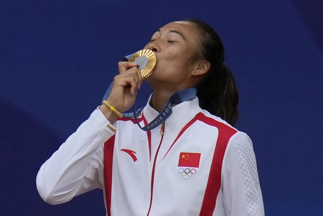 选年度最受球迷欢迎单打球员新利娱乐人气女王！郑钦文当(图5)