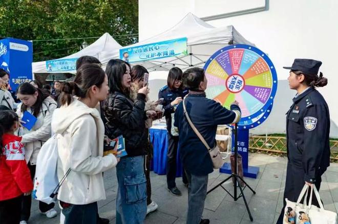 2025体彩爱行走线下活动在镇江启幕警彩联动 奥运冠军领衔公益徒步——(图2)