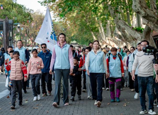 2025体彩爱行走线下活动在镇江启幕警彩联动 奥运冠军领衔公益徒步——(图5)