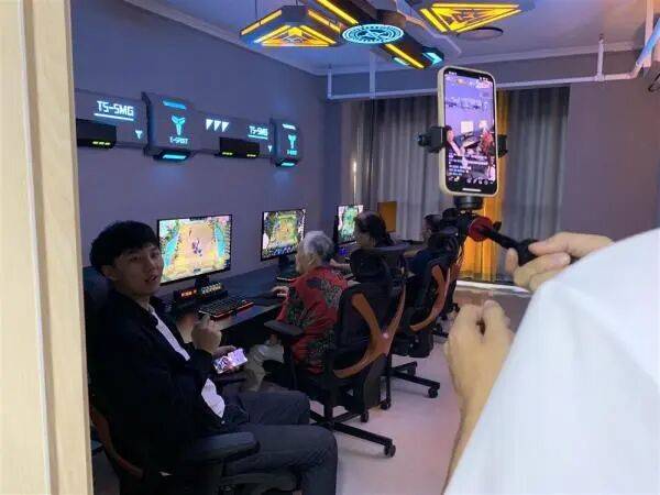 粉……这里的养老幸福又新潮老年电竞、VR体验、网上圈(图1) 粉……这里的养老幸福又新潮老年电竞、VR体验、网上圈(图1)